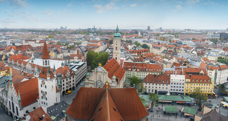 Obraz premium Panoramic aerial view of Munich with Old Town Hall (Altes Rathaus), Heiliggeistkirche church and Viktualienmarkt - Munich, Bavaria, Germany