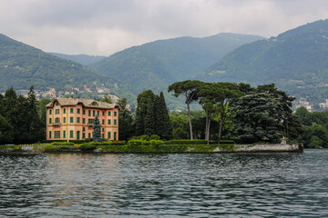 Fototapeta na wymiar View of a Villa in Lake Como on a Cloudy Day