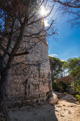 Turmruine eines alten Leuchtturms auf Mallorca