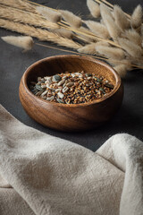 diferentes tipos de semillas en un bol de madera