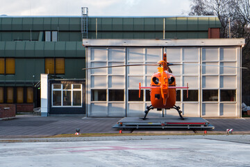 Rettungshubschrauber auf Landeplatz vor Hangar