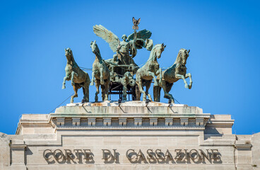 Obraz premium The great bronze quadriga, above the facade of the Palace of Justice in Rome, Italy. Set there in 1926, it's the work of the Sicilian sculptor Ettore Ximenes.