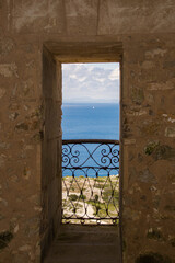 Balkon in Burg auf der Insel Cabrera mit Ausblick auf das Mittelmeer