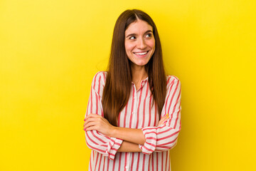 Obraz premium Young caucasian woman isolated on yellow background smiling confident with crossed arms.