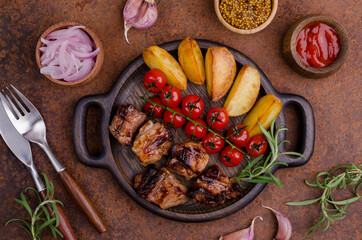 Fried meat slices with vegetables