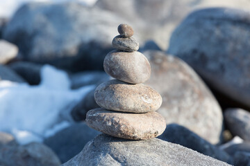 Fototapeta na wymiar Pyramid of flat stones on the beach