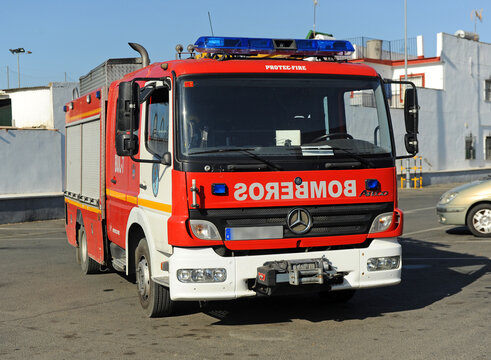 Cami&oacute;n de bomberos estacionado en la ciudad de Sevilla, Espa&ntilde;a. Cami&oacute;n Mercedes Benz para la extinci&oacute;n de incendios en la ciudad.