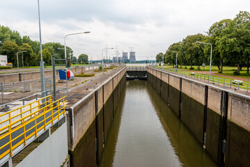 View of a sluice in the river 'the Maas