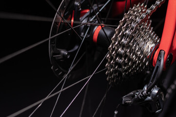 Obraz premium Detail horizontal of the rear wheel mechanism of a bicycle.