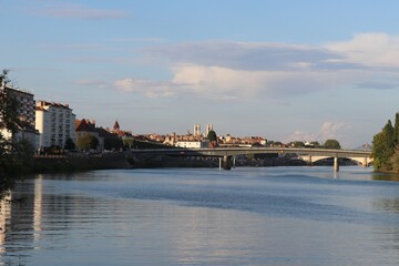 Vue d'ensemble de Chalon avec la riviere Saone en premier plan, ville de Chalon sur Saone, departement de Saone et Loire, France