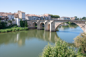 Fototapeta na wymiar Le pont des Cieutats sur la rivière Lot, Villeneuve sur Lot, Lot et Garonne, Sud ouest
