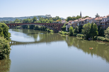 Fototapeta na wymiar Le pont de la libération sur la rivière Lot, Villeneuve sur Lot, Lot et Garonne, Sud ouest