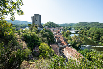 Le château de Luzech surplombant la ville, dans le plus beau cingle (méandre) de la rivière Lot - 456777481