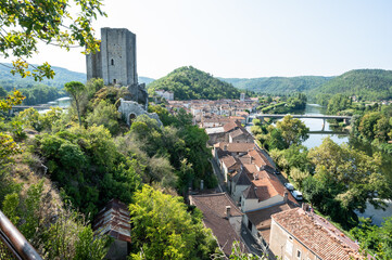 Fototapeta na wymiar Le château de Luzech surplombant la ville, dans le plus beau cingle (méandre) de la rivière Lot