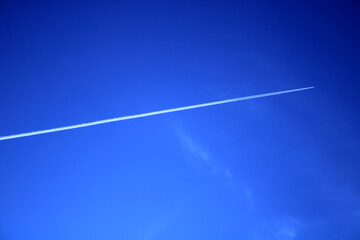 Estela de condensación en el cielo provocada por el paso de un avión a reacción.	