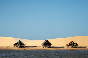 Paisagem com cabanas de pescados no Povoado do Morro do Meio, Ilha das Canárias, Maranhão, Brasil. Agosto de 2021