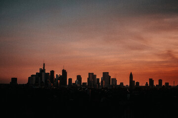 Obraz na płótnie Canvas frankfurt skyline while sunset