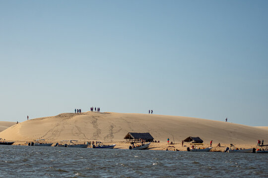 Paisagem com cabanas de pescados no Povoado do Morro do Meio, Ilha das Can&aacute;rias, Maranh&atilde;o, Brasil. Agosto de 2021
