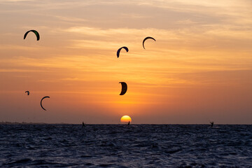 Sunset com kitsurf no mar. Pôr do sol na praia de Barra Grande, litoral do Piauí, nordeste brasileiro.