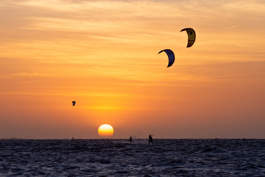 Sunset com kitsurf no mar. P&ocirc;r do sol na praia de Barra Grande, litoral do Piau&iacute;, nordeste brasileiro.