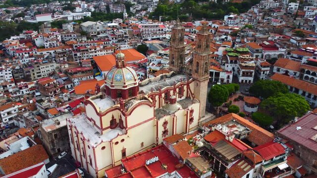 Birdseye view of the Santa Prisca Church in the Mexican hillside town of Taxco.