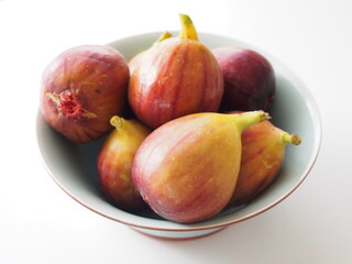 皿に盛ったイチジク