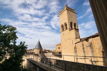 Fototapeta na wymiar Olite, Spain; 09 08 21: medieval castle located in the center of the town of Olite.