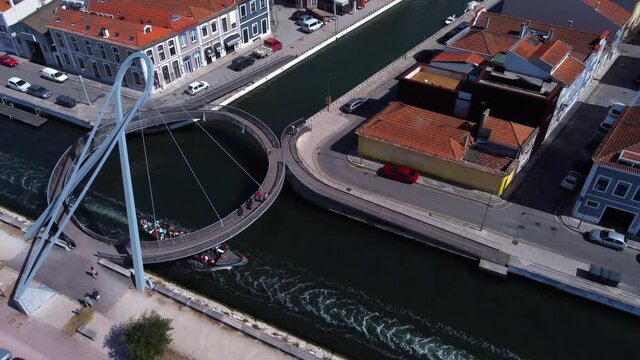 Aveiro - Ponte circular, movimento  de barcos do canal de Sao Roque