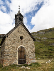 Fototapeta premium Einsame Kapelle in den Bergen.
