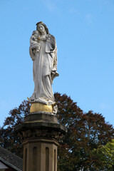 Obraz premium Linz (Rhein), Markt, Madonnenstatue