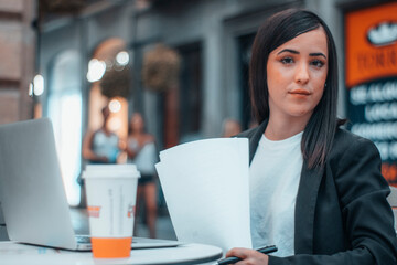 Gestora con una sonrisa de felicidad revisando sus peticiones por parte de sus clientes en hojas de...