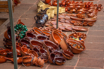 cazuelas y platos de barro vendidos en el pueblo mágico de Tlalpujahua Michoacán, México 