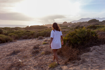 Naklejka premium chica triste viendo incendio forestal en málaga
