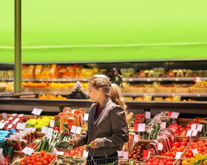 Obraz premium Woman buying vegetables at the market