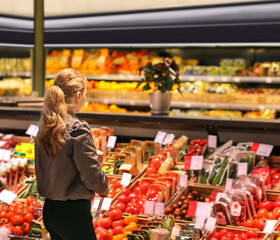Obraz premium Woman buying vegetables at the market