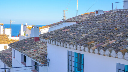 T&iacute;picas calles empedradas y antiguas encaladas y repletas de tiendas de artesan&iacute;a de Altea en Alicante - Espa&ntilde;a