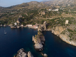 immagine aerea della tonnara di Scopello con i suoi famosi faraglioni 