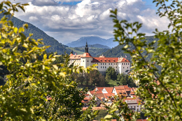 Castello di Skofja Loka tra le foglie