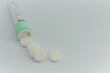 Fototapeta na wymiar Tubo de medicamentos con pastillas