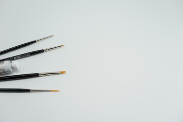 Pinceles negros con fondo blanco