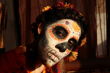 Mujer latina con maquillaje de día de muertos