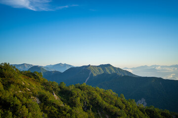 朝日できれいな燕岳山頂付近の山小屋から見える風景 The view from the mountain lodge near the summit of Mt. Tsubakuro in the morning sun