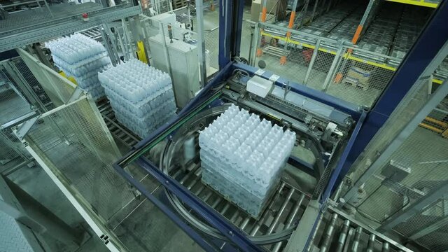 Modern strapping and transporting machine for packaging line at beverage plant