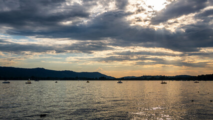 Obraz premium Tretboote auf dem Bodensee im Sommer Sonnenuntergang 