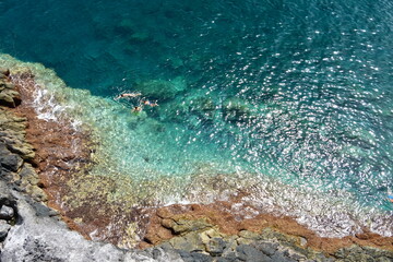 COSTA ROCOSA, CON AGUAS TRANSPARENTES DE COLOR VERDE TURQUESA, EN LA ISLA DE TENERIFE