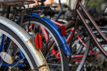 違法に路上駐輪している自転車