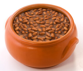 Feijão temperado em cumbuca de cerâmica marrom em fundo branco para recorte.