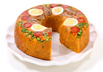 Cuscuz paulista, deliciosa comida típica brasileira, preparada com farinha de milho em fundo branco para recorte.