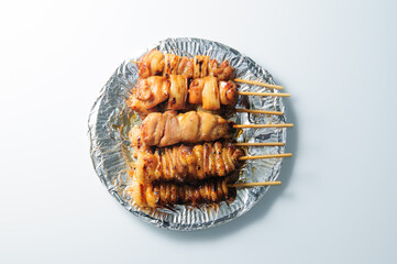 丸皿に盛られた焼き鳥（白背景）上から俯瞰
