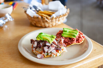 tostadas de pulpo y marlín